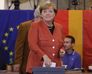 Angela Merkelová vhazuje svůj hlas do urny.