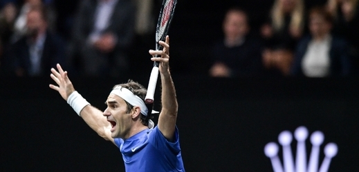 Roger Federer se raduje z vítězství.