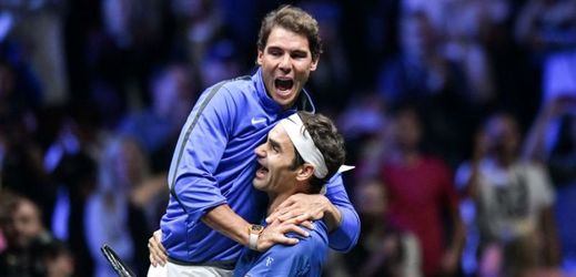 Roger Federer (vpravo) s Rafaelem Nadalem společně oslavují přelomový moment tenisové historie.