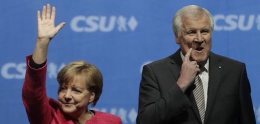 Šéf Křesťanskosociální unie (CSU) Horst Seehofer a kancléřka Angela Merkelová (CDU).