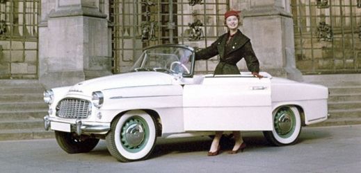 Roadster ve společnosti Miss USA 1957 Charlotte Sheffield. 