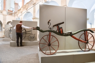 V popředí snímku je 200 let staré odrážedlo, předchůdce jízdního kola.