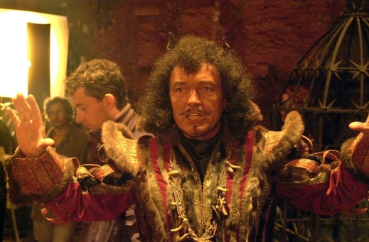 Karel Gott v roli Lucifera ve filmu Z pekla štěstí 2.