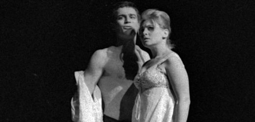 Jan Tříska a Marie Tomášová v Shakespearově hře Romeo a Julie.