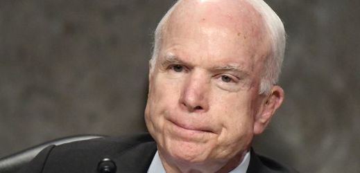 Senátor John McCain.