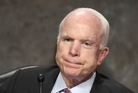 Senátor John McCain.