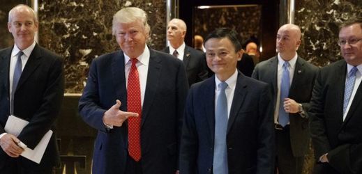 Americký prezident Donald Trump (vlevo) a zakladatel společnosti Alibaba Jack Ma.