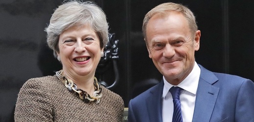 Předseda Evropské rady Donald Tusk a britská premiérka Theresa Mayová.