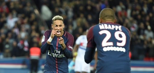 Neymar a Mbappé slaví branku.