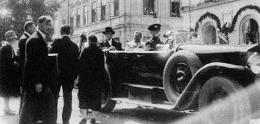 Oldra Sedlmayerová stojící (první zleva) a T. G. Masaryk sedící (v automobilu). Rosice 13. června 1928.