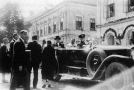 Oldra Sedlmayerová stojící (první zleva) a T. G. Masaryk sedící (v automobilu). Rosice 13. června 1928.