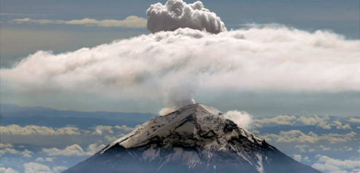 Mexický vulkán Popocatépetl.