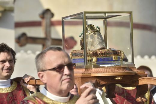 Duchovní nesou lebku svatého Václava při Národní svatováclavské pouti, která se konala 28. září v Brandýse nad Labem - Staré Boleslavi.