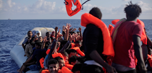 Na libyjském pobřeží jsou připraveni na cestu další uprchlíci (ilustrační foto).
