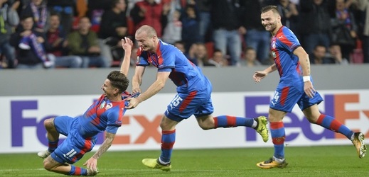 Fotbalisté Viktorie Plzeň se radují ze vstřeleného gólu.