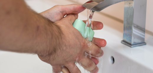 Mytí rukou bychom neměli podle odborníků podceňovat (ilustrační foto).