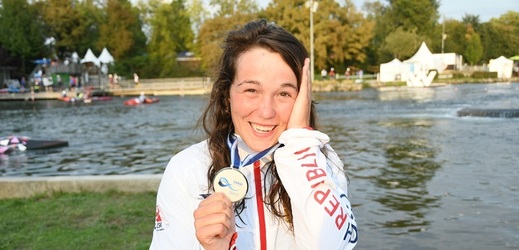 Kanoistka Tereza Fišerová a její radost ze stříbrné medaile na mistrovství světa ve Francii.