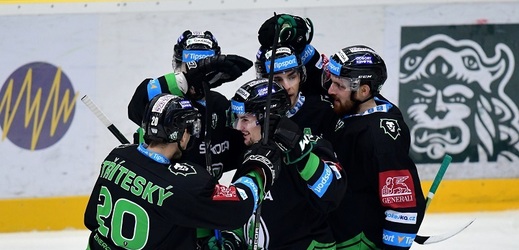 BK Mladá Boleslav slaví branku proti soupeři z Litvínova v osmém kole hokejové extraligy.