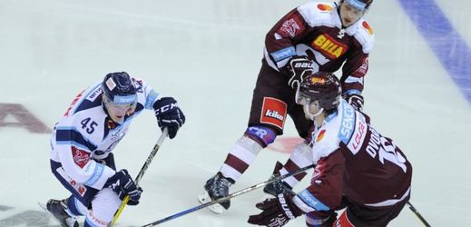 Hokejista Bílých Tygrů Liberec Jan Ordoš dal proti Spartě jediný gól svého týmu. 