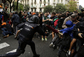 Násilný střet španělských policistů s Katalánci.