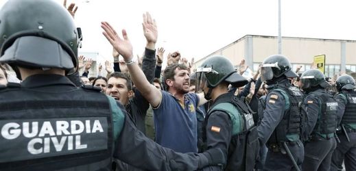 Násilnosti během katalánského referenda.