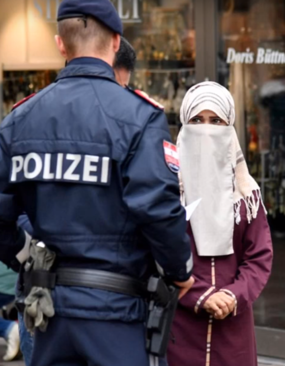Muslimku zadržela policie.