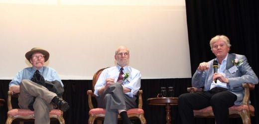 Nobelisté Michael W. Young (vpravo)  Jeffrey C. Hall (vlevo) a Michael Rosbash (uprostřed). 