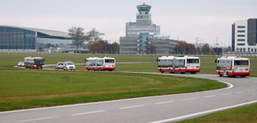 Autobusy na letišti. 