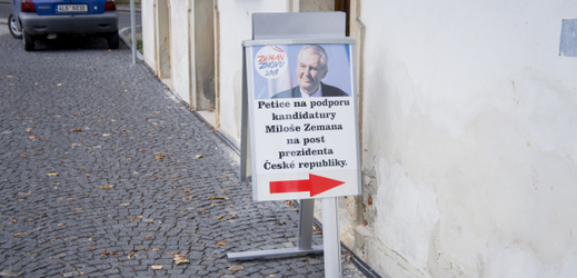 Na snímku příznivci Miloš Zemana v prostoru náměstí Míru v Novém Boru na Českolipsku sbírají podpisy pro druhou Zemanovu kandidaturu.
