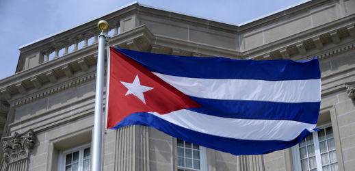 Kubánská vlajka před kubánským velvyslanectvím ve Washingtonu.