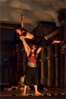 Snímek z tanečního představení v zámeckém barokním divadle Státního zámku Valtice.