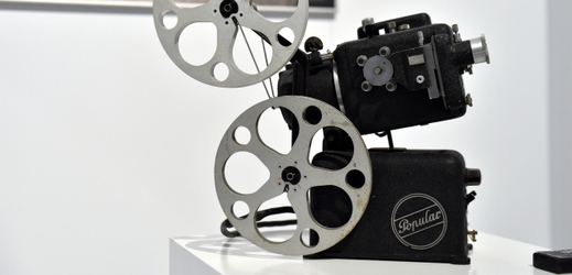 Snímek z výstavy Kinematograf ve zlínském Muzeu jihovýchodní Moravy. K nejstarším exponátům patřily přístroje z poloviny 19. století. Na snímku je projektor Populár z roku 1938.