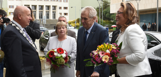 Prezident republiky Miloš Zeman s manželkou Ivanou zahájil třídenní návštěvu Ústeckého kraje. Před sídlem krajského úřadu v Ústí nad Labem je přivítal hejtman Oldřich Bubeníček (vlevo) s manželkou Jitkou (zcela vpravo).