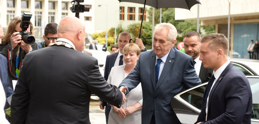 Prezident republiky Miloš Zeman s manželkou Ivanou zahájil třídenní návštěvu Ústeckého kraje.