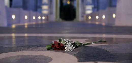 Růže před hotelem Mandala Bay v Las Vegas, kde došlo k útoku.