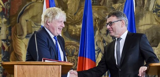 Český ministr zahraničí Lubomír Zaorálek (vpravo) a jeho britský protějšek Boris Johnson.