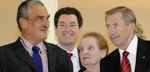 Karel Schwarzenberg (vlevo), bývalý americký velvyslanec v ČR Norman Eisen (druhý zleva), bývalá americká ministryně zahraničí Madeleine Albrightová (druhá zprava), první Český prezident Václav Havel (vpravo).