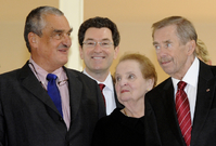 Karel Schwarzenberg (vlevo), bývalý americký velvyslanec v ČR Norman Eisen (druhý zleva), bývalá americká ministryně zahraničí Madeleine Albrightová (druhá zprava), první Český prezident Václav Havel (vpravo).