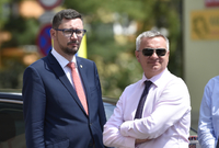 (Zleva) Mluvčí prezidenta Jiří Ovčáček a kancléř Vratislav Mynář.