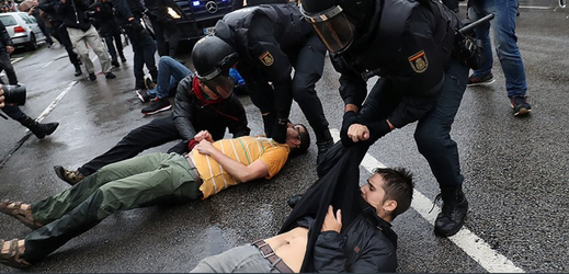 Policejní násilí během katalánského referenda.