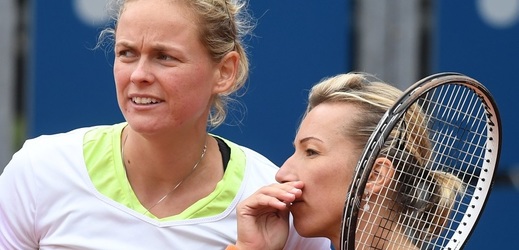 Česká tenistka Květa Peschkeová se svou deblovou partnerkou Annou-Lenou Grönefeldovou.
