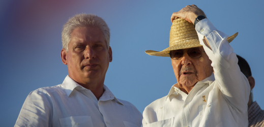 Viceprezident Miguel Díaz-Canel (vlevo) a prezident Kuby Raúl Castro (vpravo)
