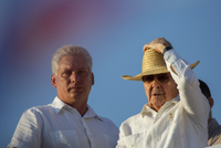 Viceprezident Miguel Díaz-Canel (vlevo) a prezident Kuby Raúl Castro (vpravo)