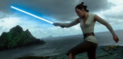 Hlavní postava nové série Star Wars Rey (Daisy Ridley).