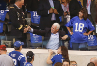 Viceprezident Mike Pence (uprostřed) si fotí selfie během zápasu.