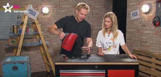 Barrandovští kutilové Adam a Lucie ukážou, jak si vyrobit sítko na čaj.