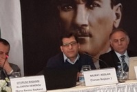 Turecký právník Murat Arslan (uprostřed).