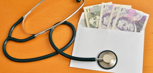 Praktičtí lékaři a zubaři protestují proti nedostatku financí ve zdravotnictví.