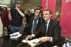 Francouzský prezident Emmanuel Macron na autogramiádě u příležitosti uvedení své knihy Revoluce.