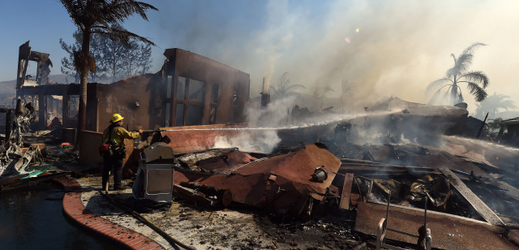 Kalifornii zachvátily rychle se šířící požáry.